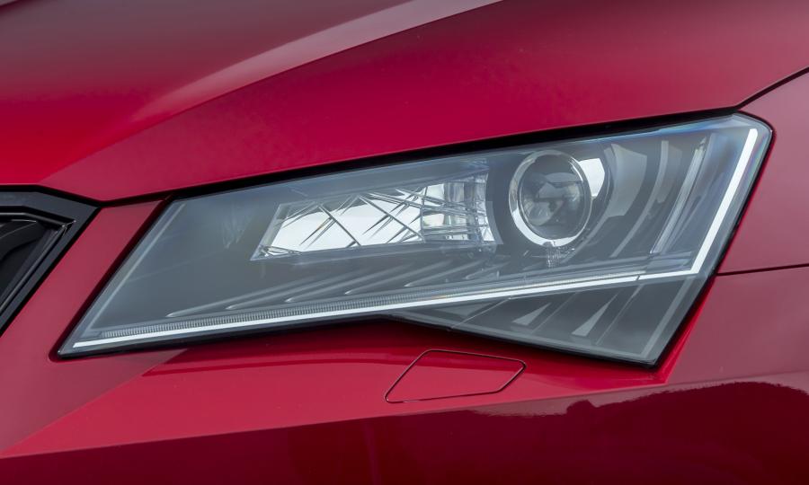 Детали экстерьера Skoda Superb SportLine 2016 года  (UK) (фото 17 из 40)